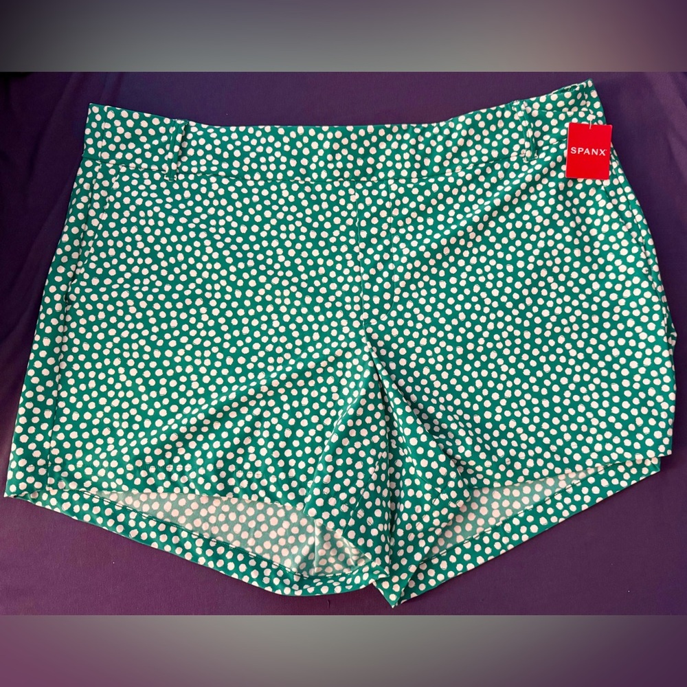 New with Tags - Spanx plus size sunshine 6 inch shorts - polka dot Kelly green